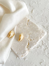 Load image into Gallery viewer, Vintage Cream And Gold Earrings