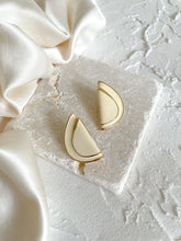 Load image into Gallery viewer, Vintage Cream And Gold Earrings